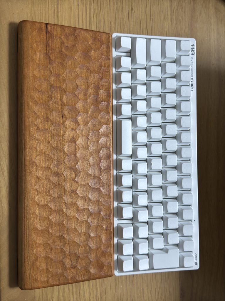 取り替え後のHHKB雪と亀甲名栗のキーボードルーフを並べてみた画像